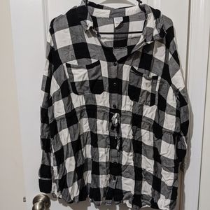 B&W plaid maternity top